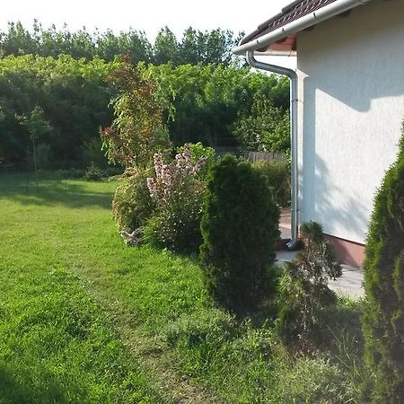 Cserkei Nyaralo Cserkeszőlő Buitenkant foto