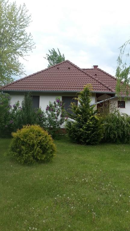 Cserkei Nyaralo Cserkeszőlő Buitenkant foto